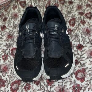 On Cloud Cloud 5– Women’s 
Size— 9
Lightly worn